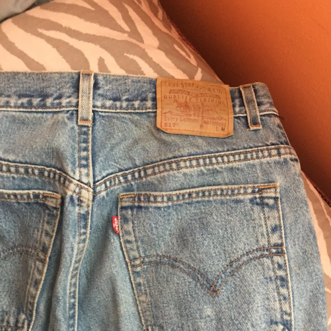 frayed levi's jeans photo 3