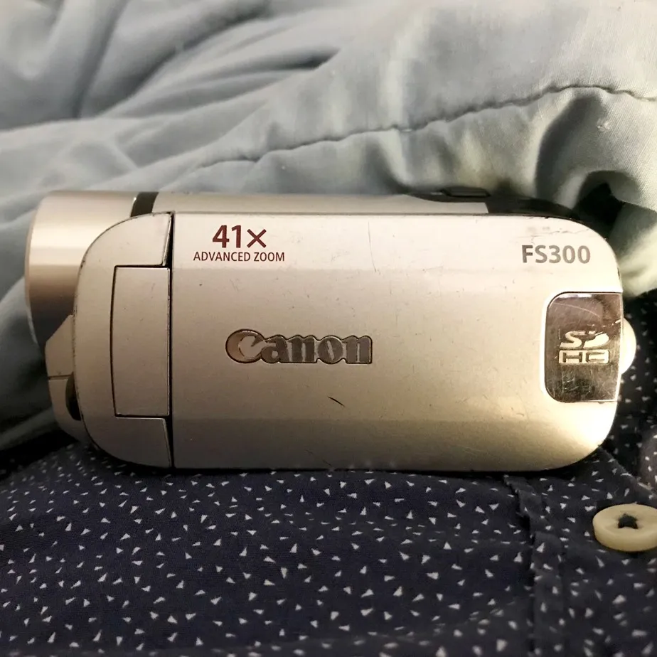 Canon FS300 Camcorder photo 1