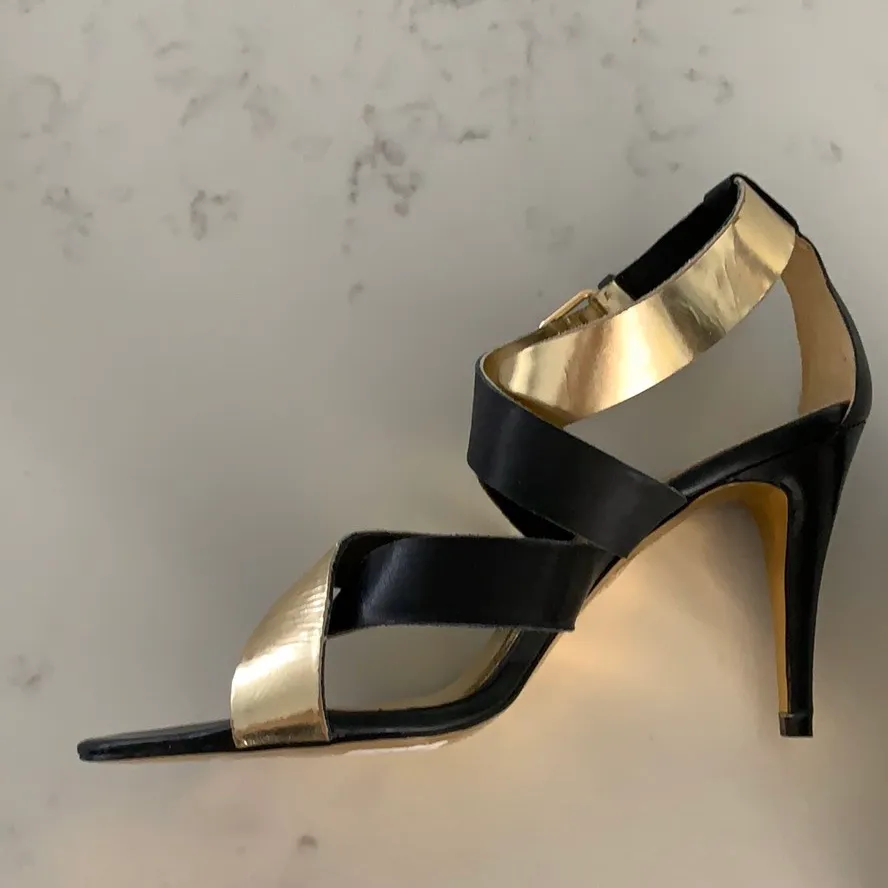 Ted Baker Black And Gold Heels photo 5