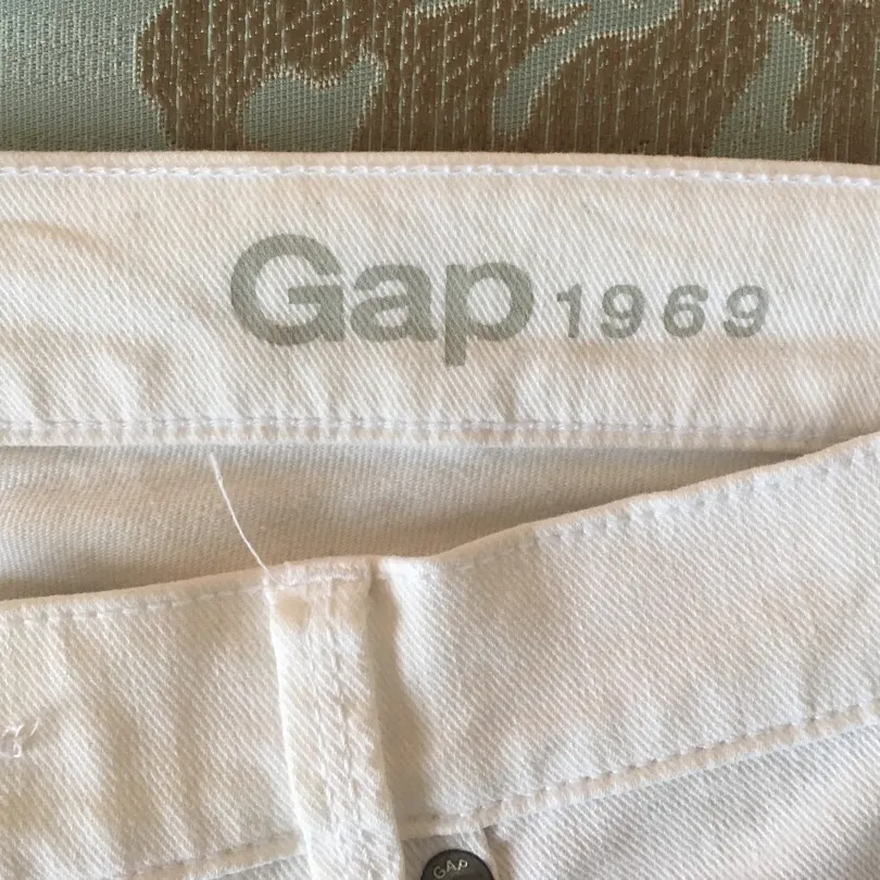 SZ 28R White GAP jeans photo 1