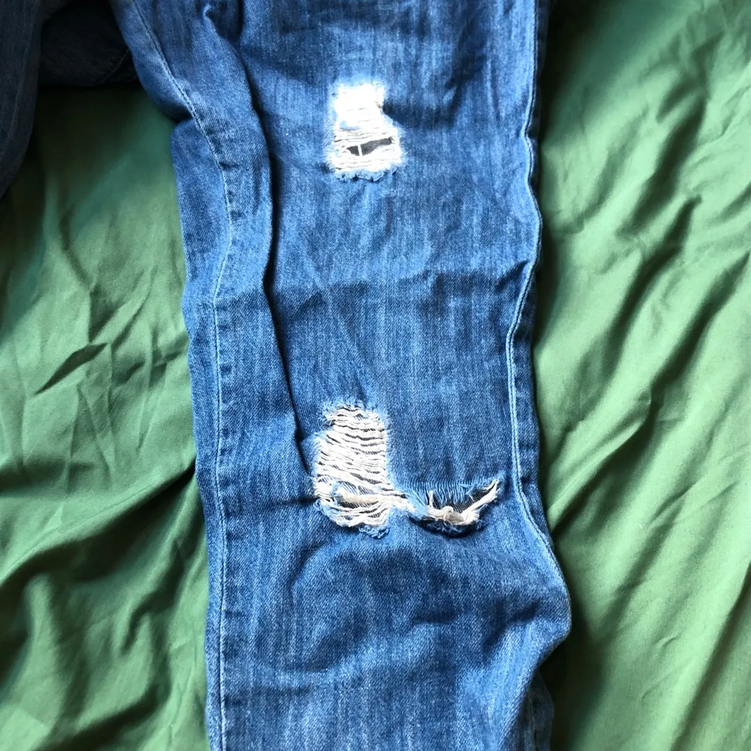Ripped Jeans photo 4