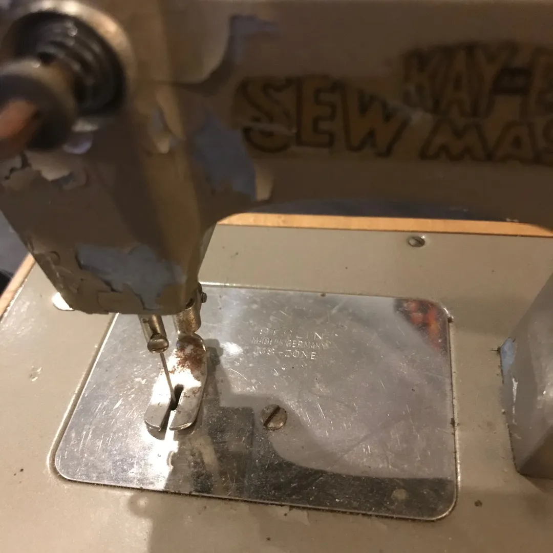 Vintage Sewing Machine Toy photo 4
