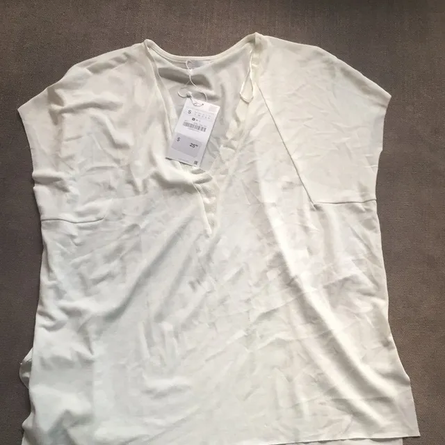 Zara Small White T Shirt - Low V photo 1