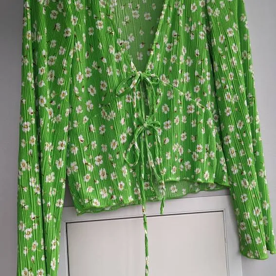 Pull & Bear Green Pleated Tie Shirt Size M Floral Pattern Blouse photo 1