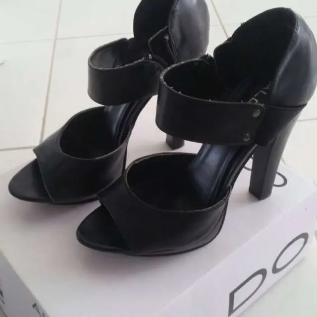 Black Heels photo 1