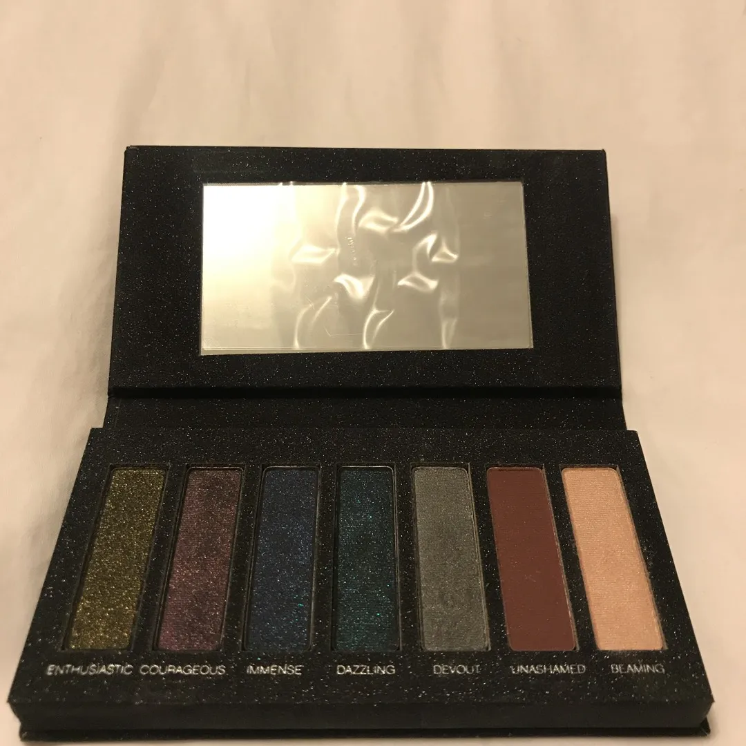 Younique Limited Edition Eyeshadow Pallette photo 1