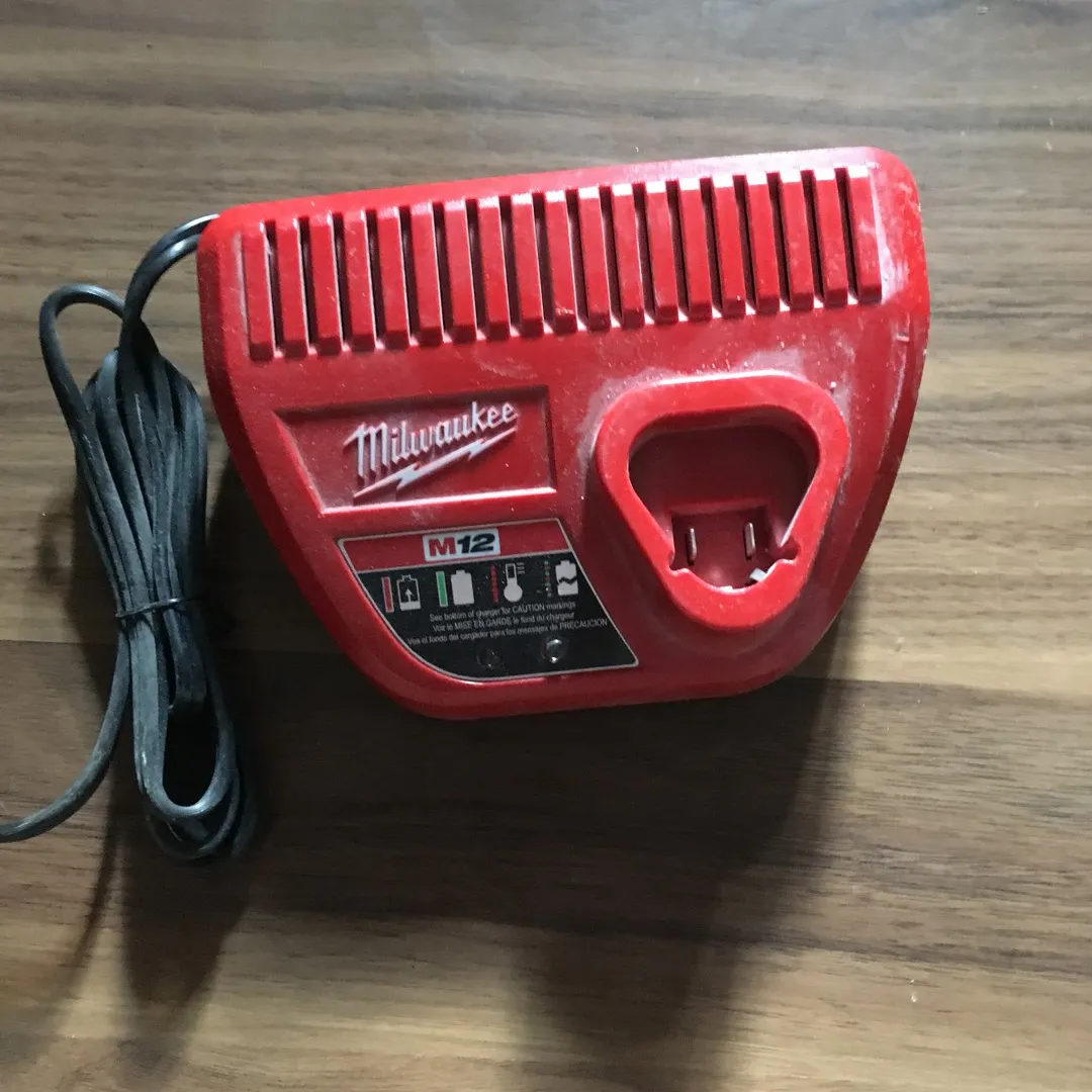 Milwaukee M12 battery Charger photo 1