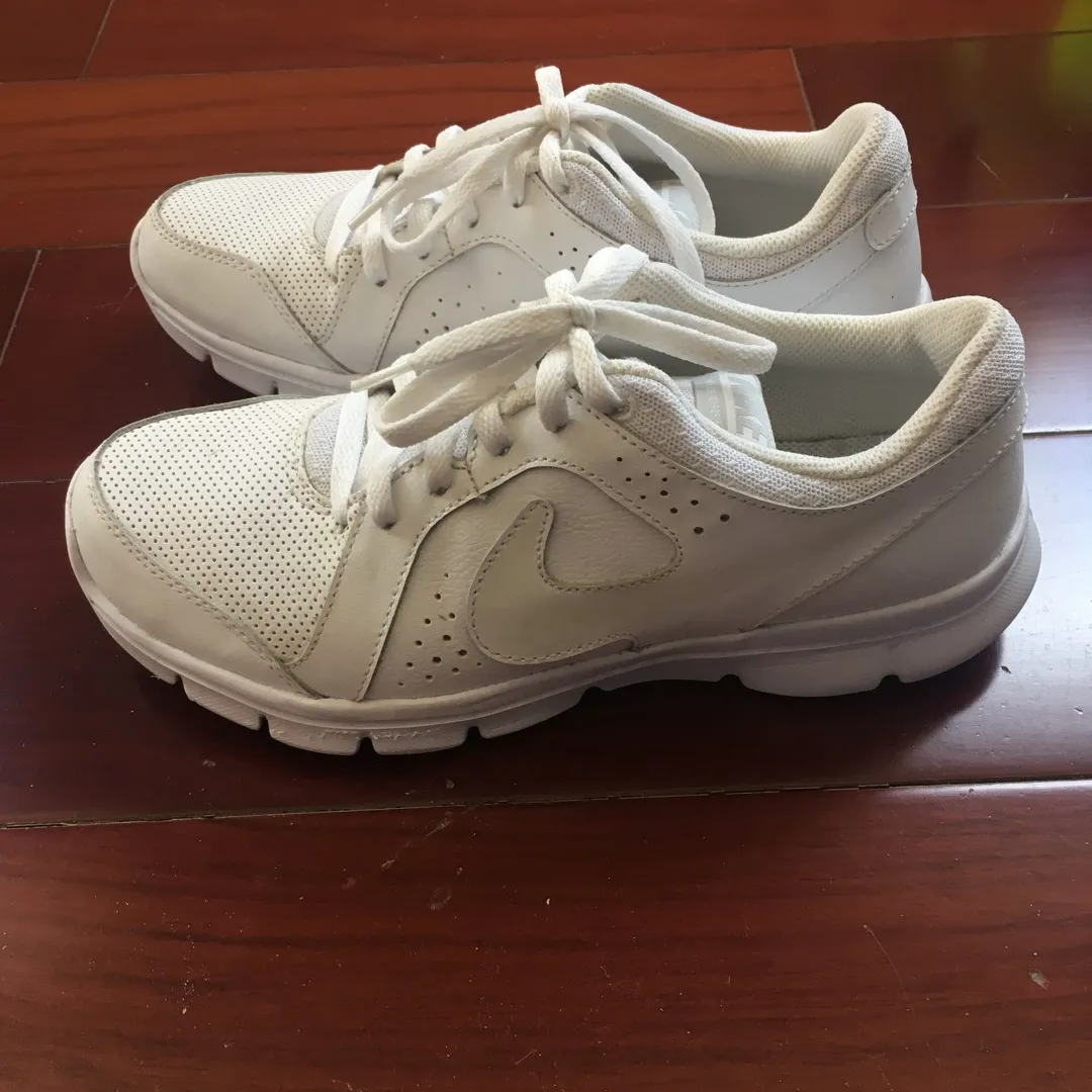 (7) White Nike Running Shoes photo 3