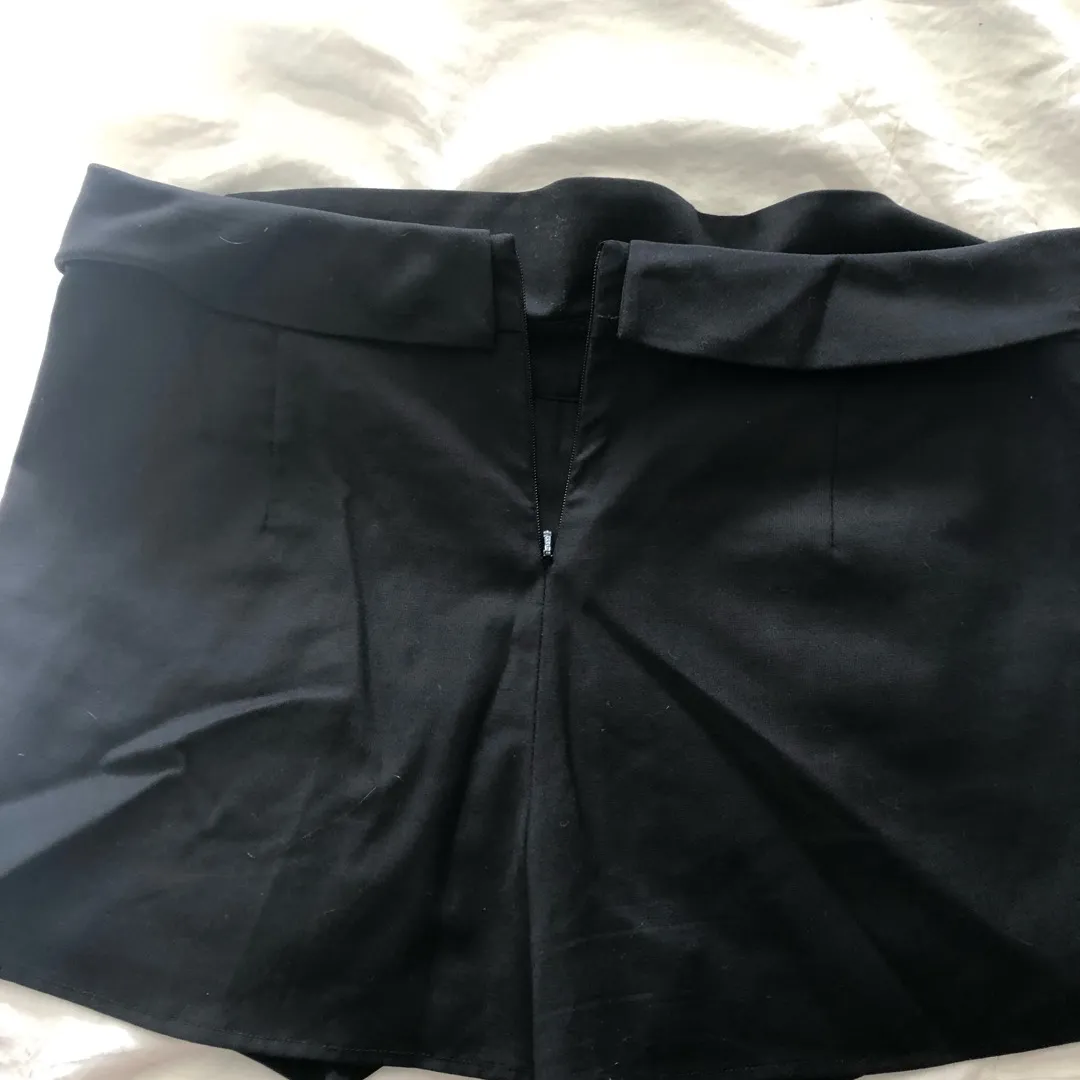 Aritzia Black Dress Shorts Size 8 photo 3