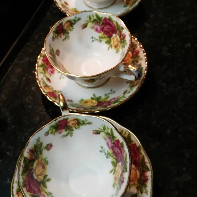 Set Of Three Royal Albert Old Country Roses Tea Cups And Saucers photo 1