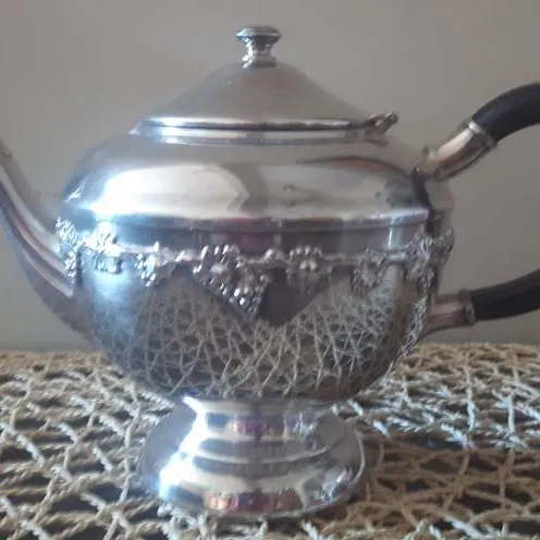 WM  A Rogers - The Old English Reproduction Silver Plated Tea... photo 6