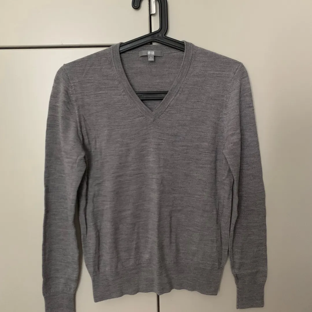 Uniqlo Grey Sweater photo 1