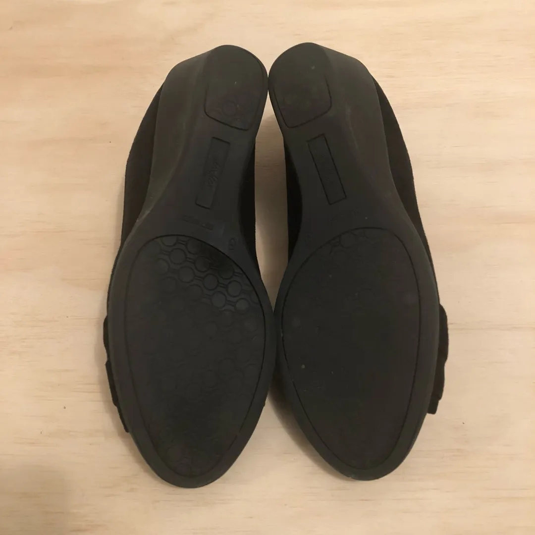 EUC Black Wedge Pump Shoes (Size 8) photo 4