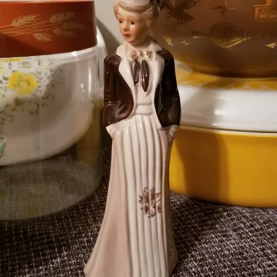 Lady Figurine photo 1