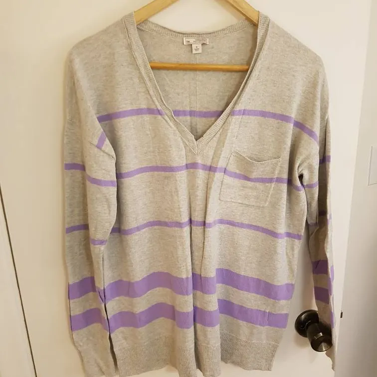 Gap Size Medium Sweater photo 1