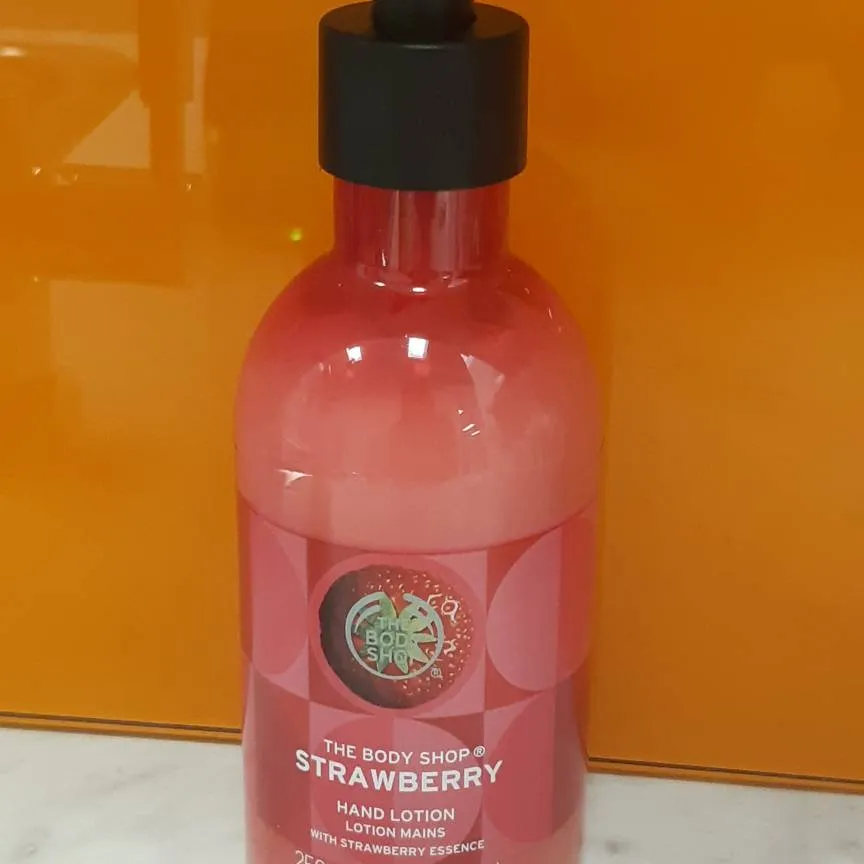 Body Shop Strawberry Lotion photo 1
