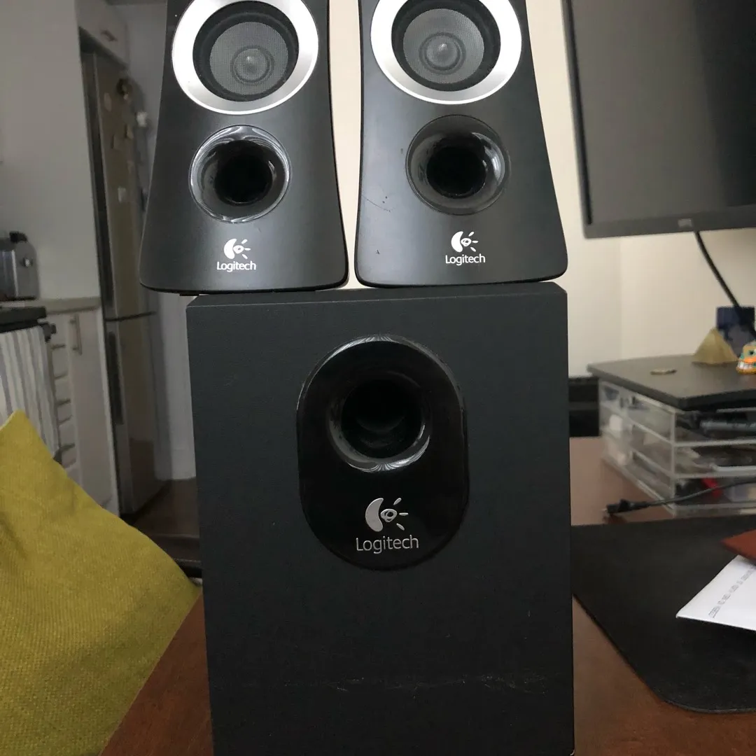 3 Speaker Logitech Sound System photo 1