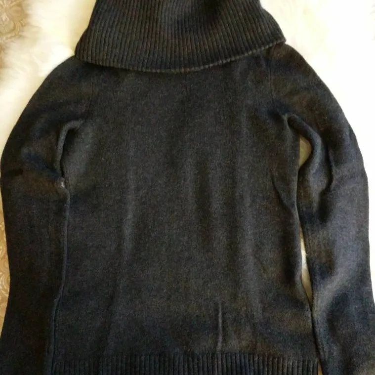 Gap Sweater Sz M (Fits Smaller) photo 1