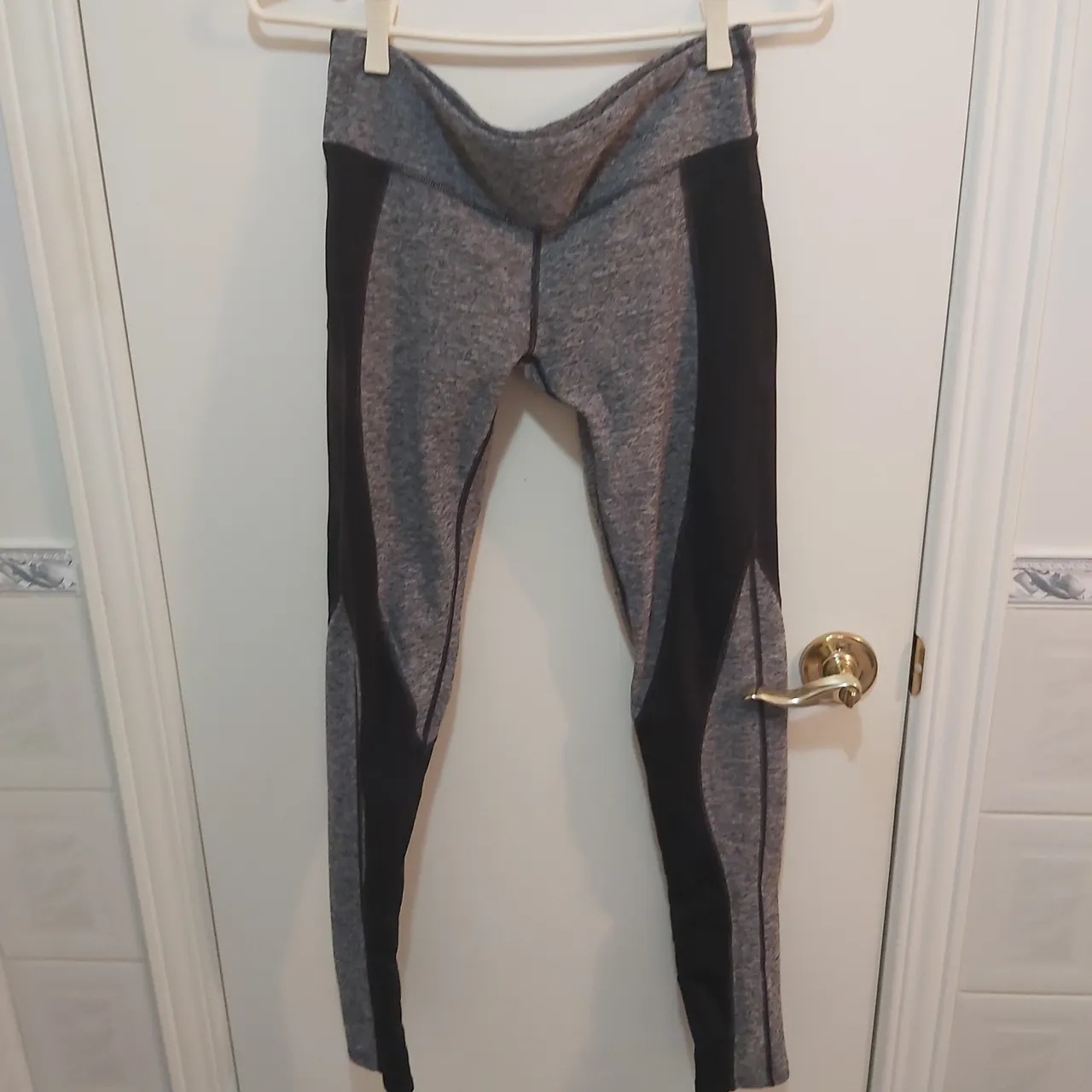 Grey and black workout leggings photo 3