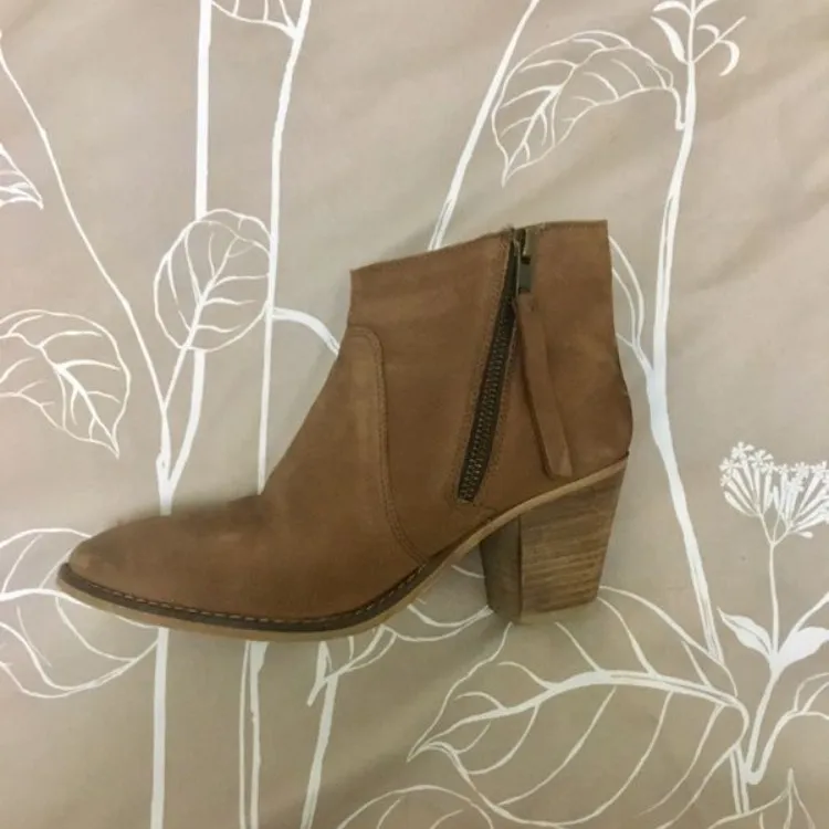 Urban Outfitters - Size 7 - Leather Ankle Boots photo 1