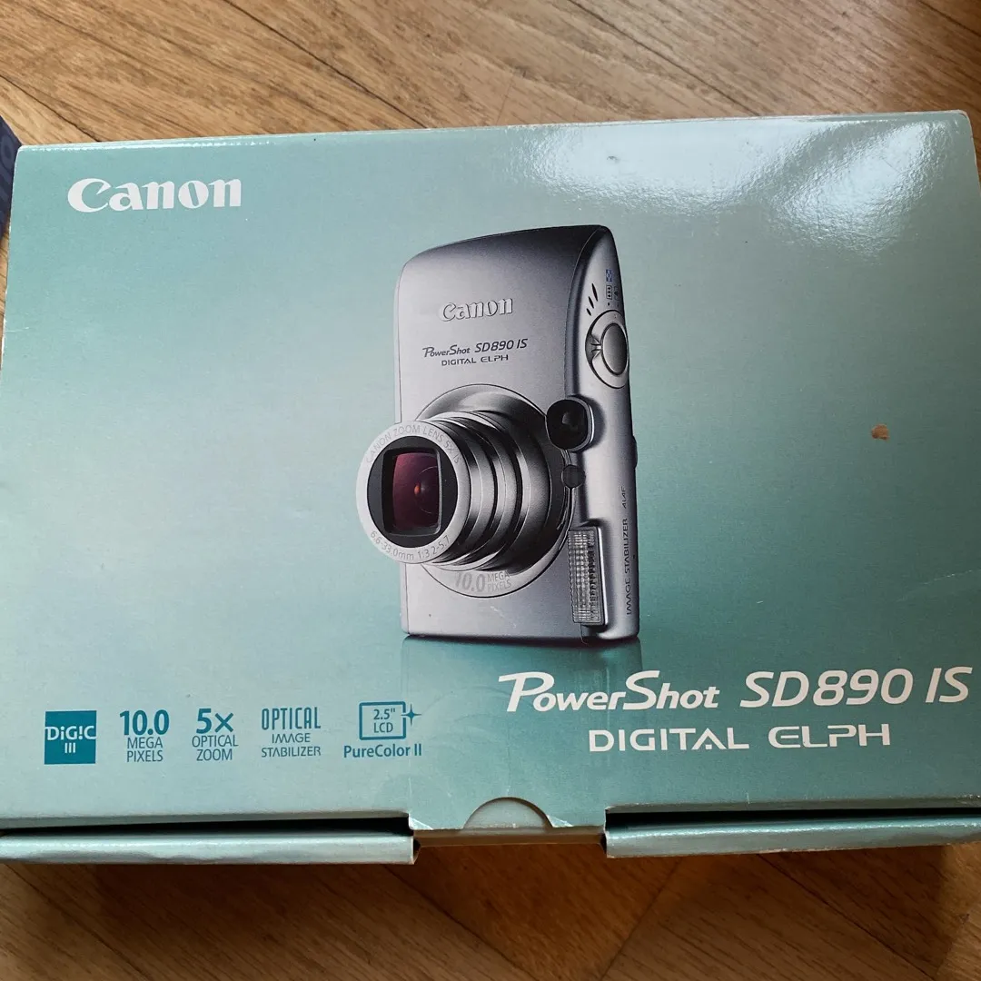 Canon PowerShot SD890 IS photo 1