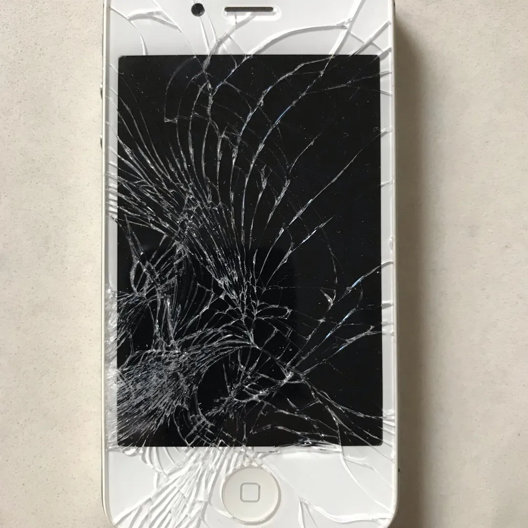 iPhone 4 - SMASHED photo 1