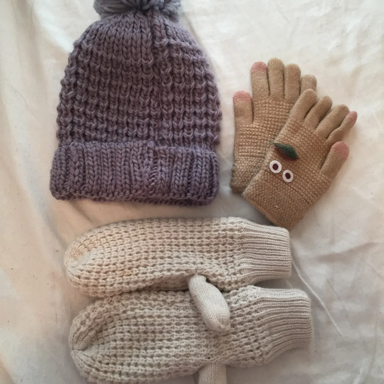 Winter gloves and hat photo 1