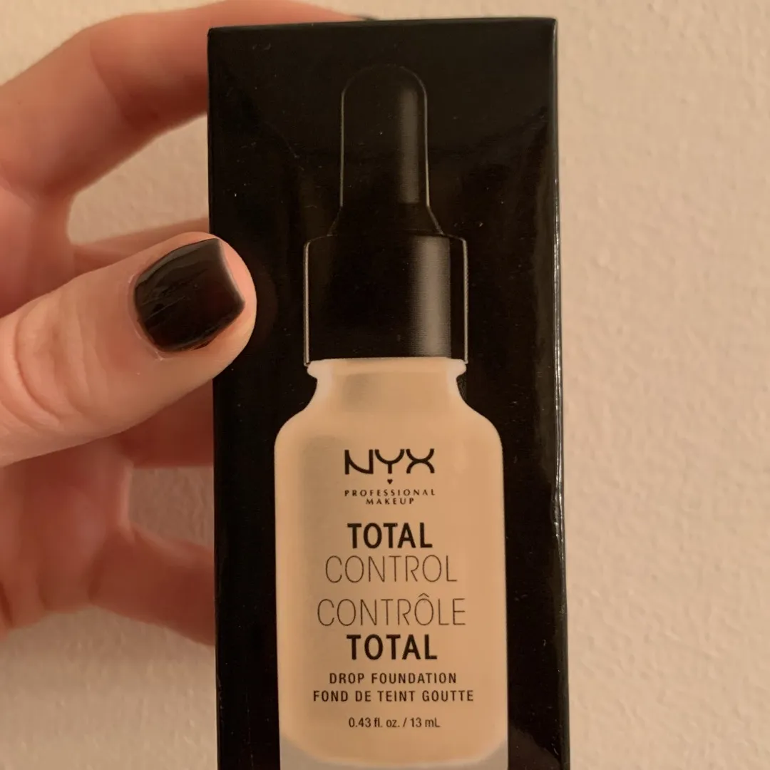 NYX TOTAL CONTROL DROP FOUNDATION photo 1