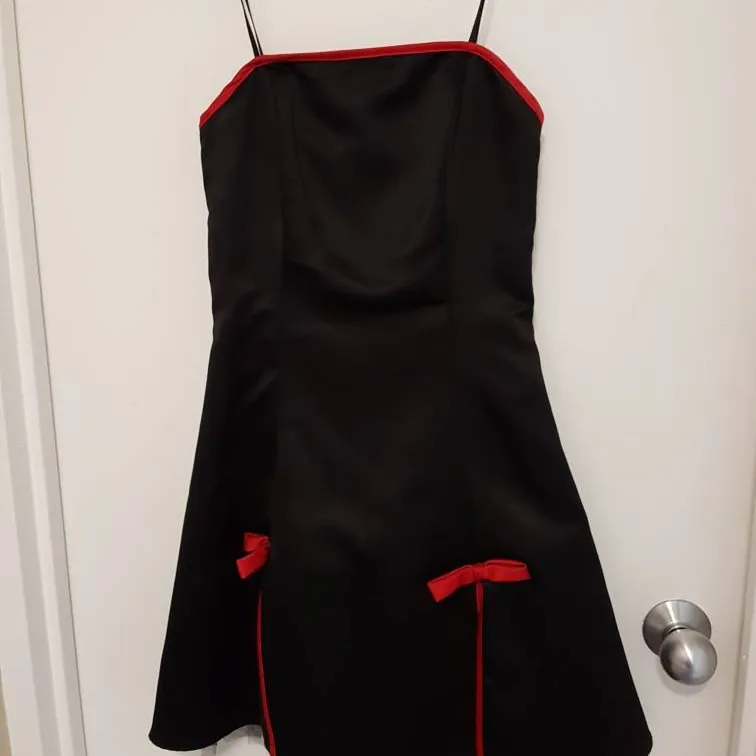 Red and black strapless dress photo 1