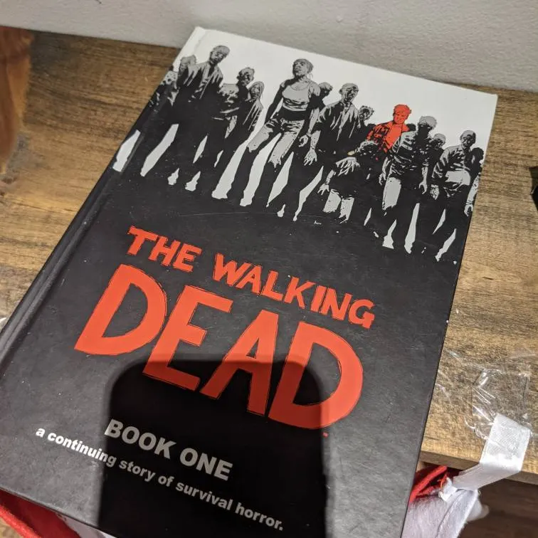 Walking Dead - Book 1 - Comic Book photo 1