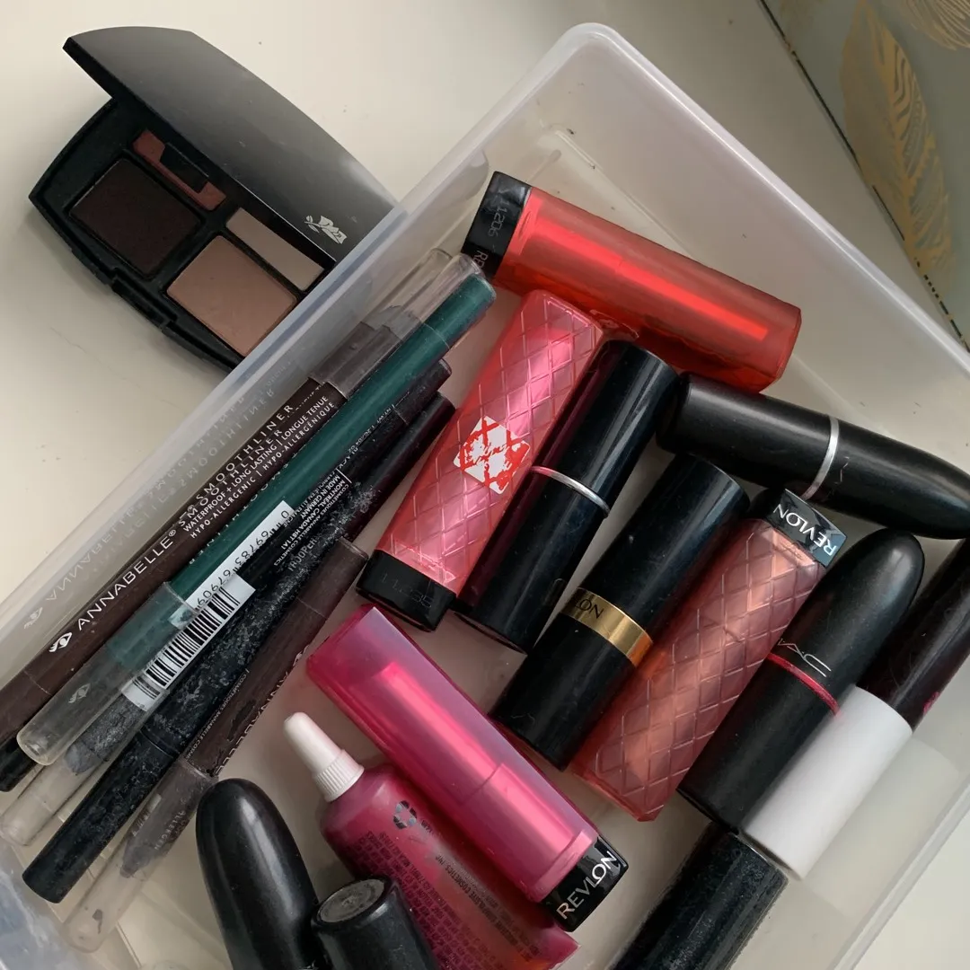 Makeup - Lipsticks, Eyeliners photo 1