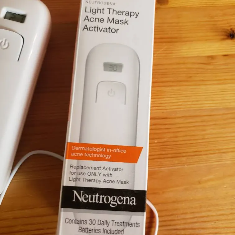 Neutrogena Light Therapy Acne Mask + Brand New Activator photo 3