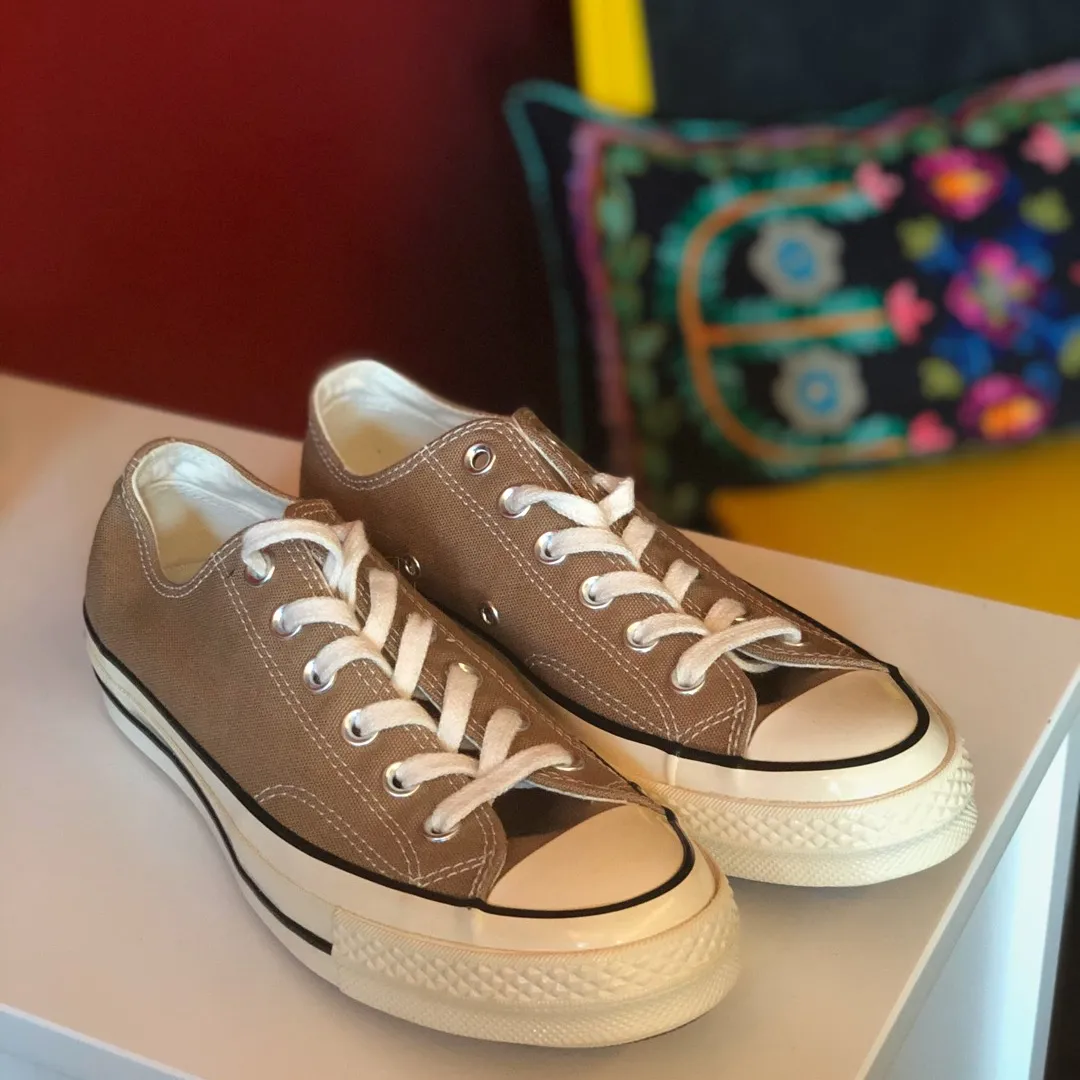 Size 5.5M/7.5W Low Top Taupe Converse photo 1