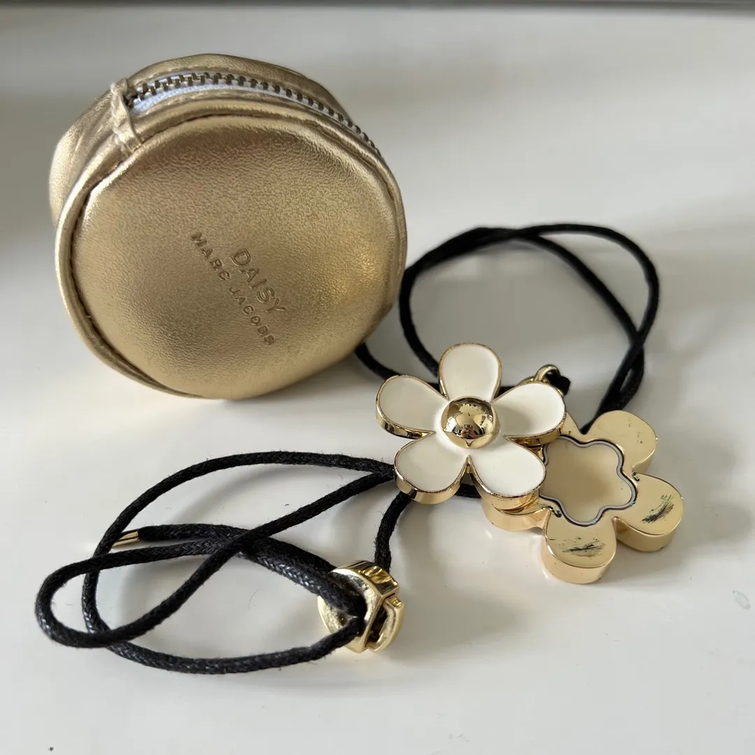 Marc Jacobs Daisy Solid Perfume/Necklace photo 1
