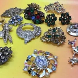ISO (in Montreal) Costume vintage jewelry brooches etc…ISOS  photo 4