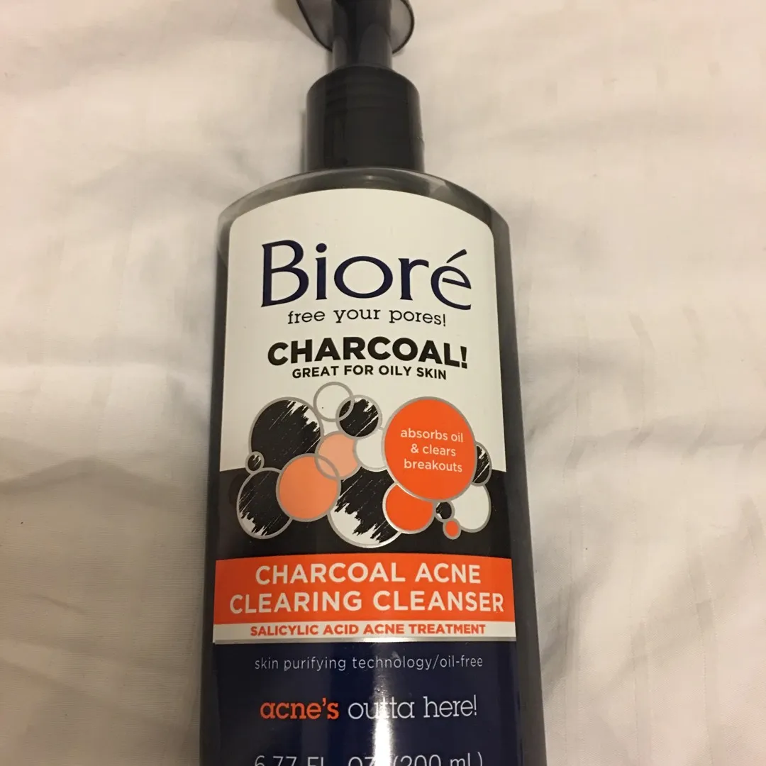 Biore Charcoal Acne Clearing Cleanser photo 1
