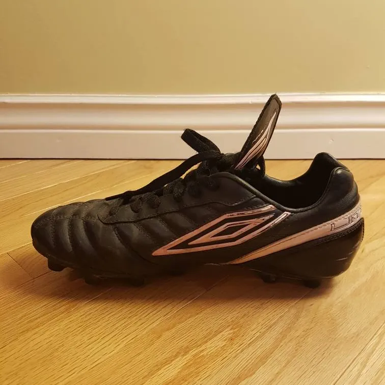 Size 9 Women's Soccer Shoes photo 3