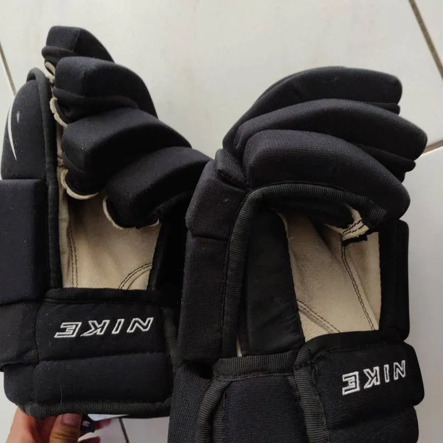 Nike Youth Hockey Gloves photo 3