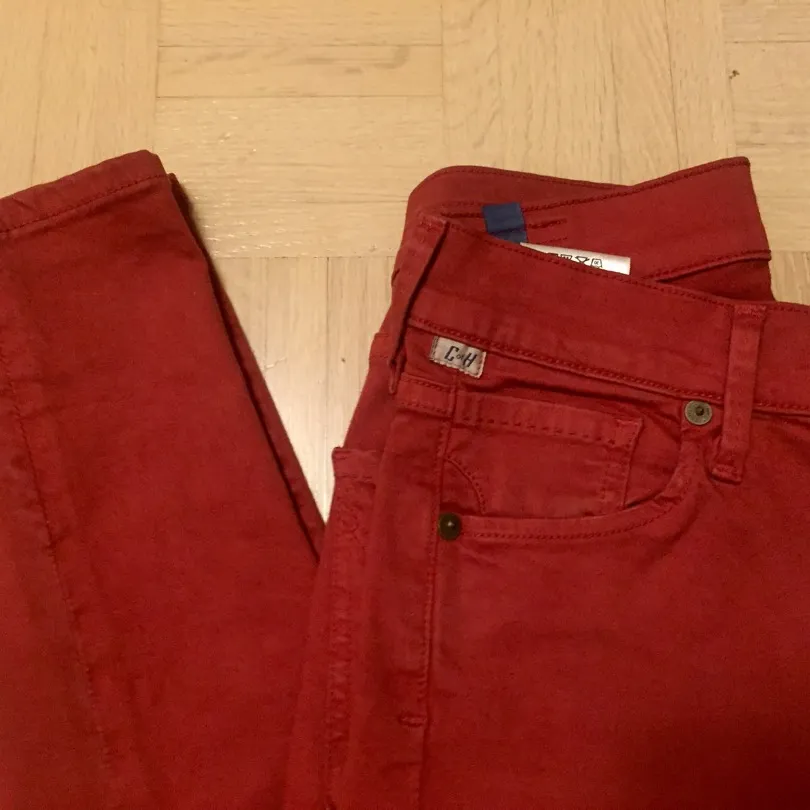 RED JEANS photo 1