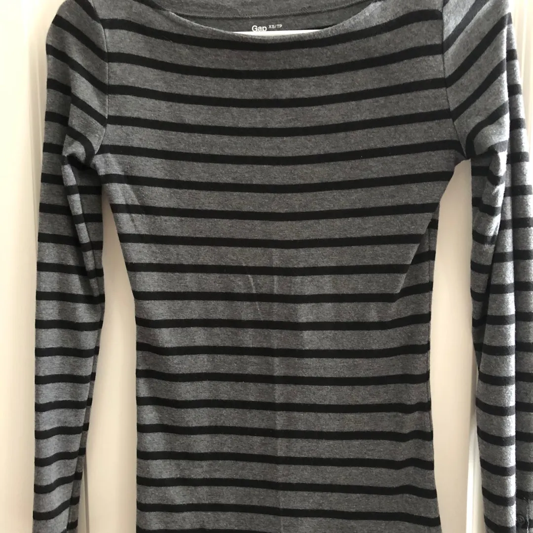 Soft grey/black GAP strip shirt size XS boat neck photo 4
