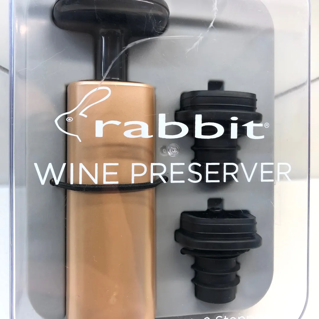 Giftable: Vacuum Wine Preserver photo 1