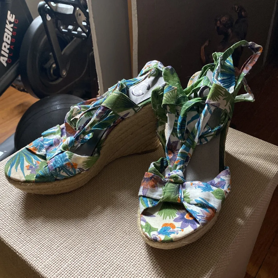 Floral Guess Heels (7.5) photo 1