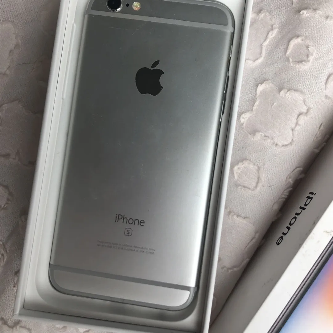 SILVER iPHONE 6S photo 3