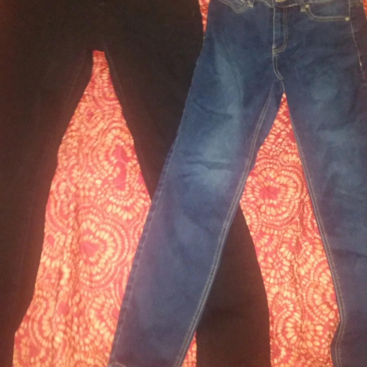Size 28 Gently-worn Guess Jeans photo 3