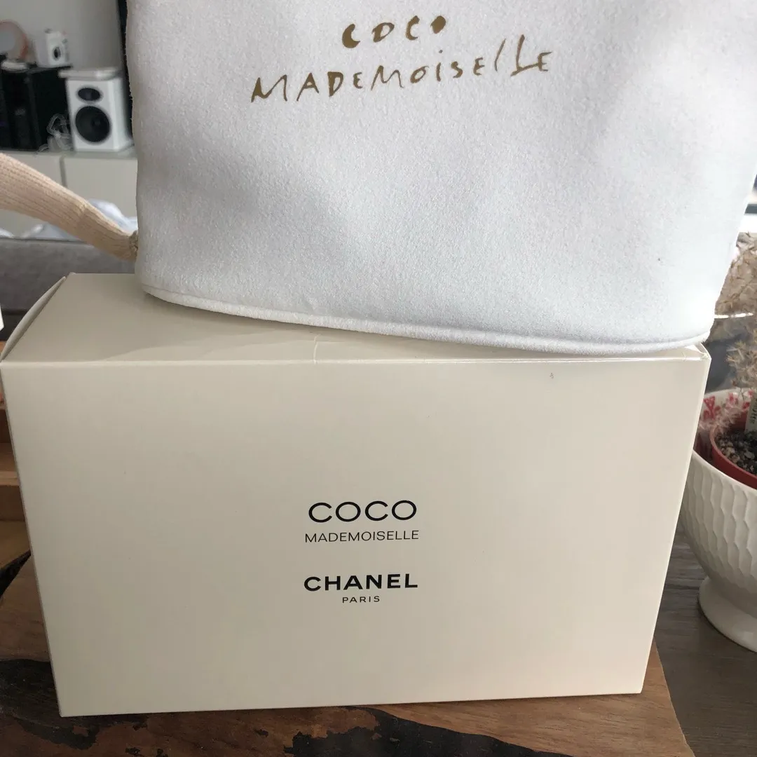 CHANEL - Coco Chanel White Pouch photo 4