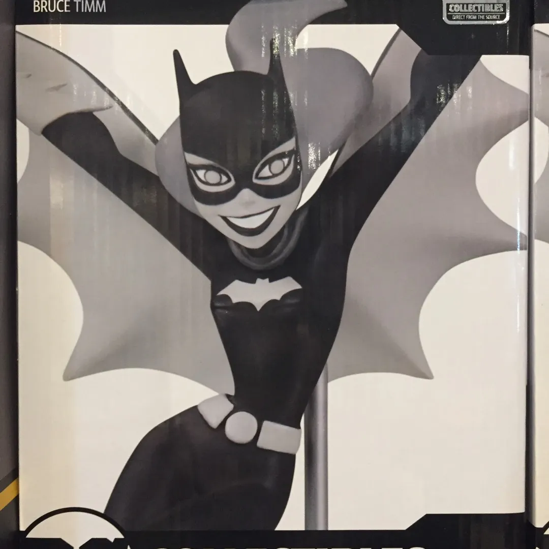 Batman Black & White: Batgirl statue By Bruce Timm photo 1