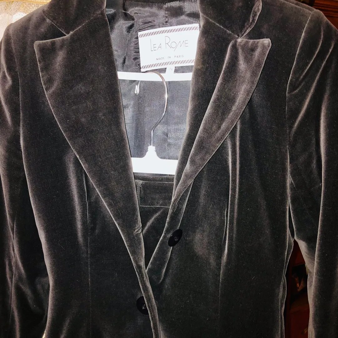 Exquisite Lush Grey Velvet Suit From Lea Rome Paris, Size 38 photo 5