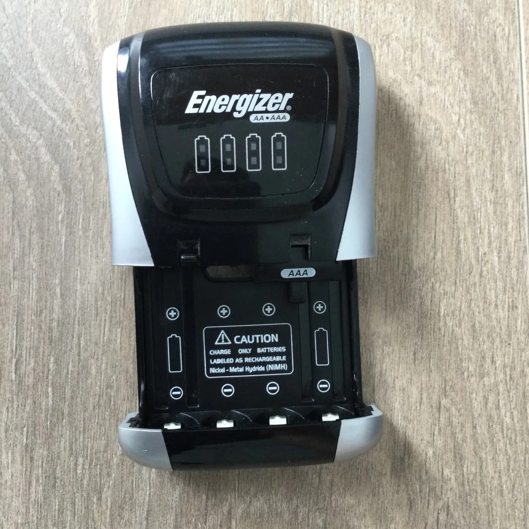 Compact Energizer Charger photo 1