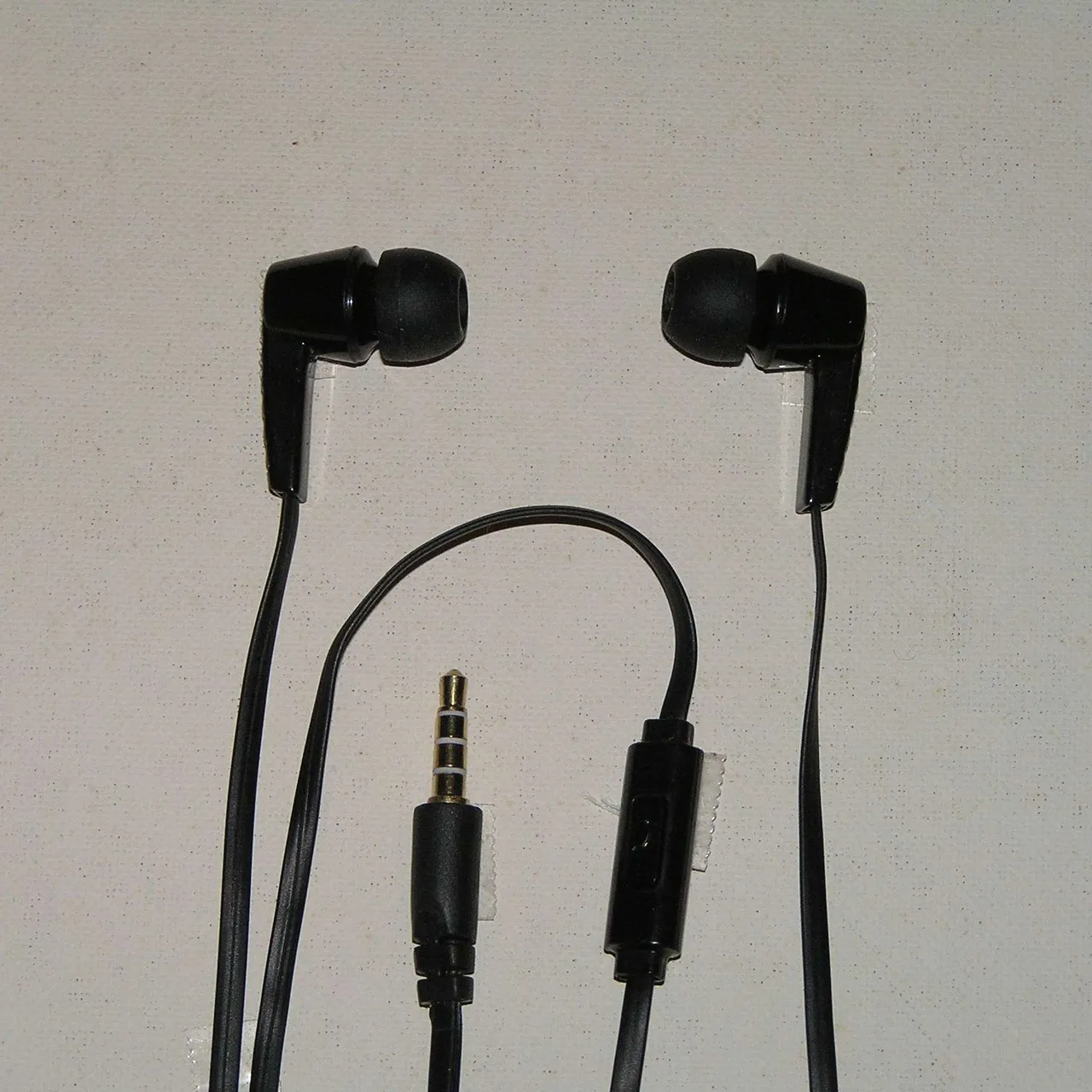 Miscellaneous used earbuds photo 1