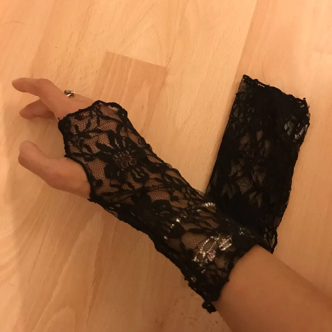 Lace Fingerless Gloves photo 3